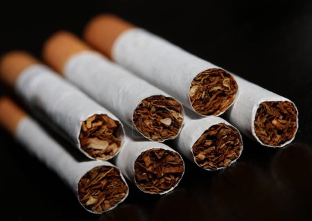 Foto de Número de cigarrillos aislados peligro de tabaco primer plano dejar de fumar cigarrillo dejar de fumar mal hábito adicto a la nicotina de gran tamaño impresiones instantáneas de alta calidad - Imagen libre de derechos