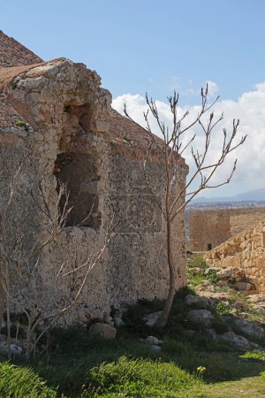 Fortezza fortaleza castillo en Creta isla vacaciones explorar la antigua piedra monumentos de la ciudad cerca de fondo de verano carnaval temporada alta calidad impresiones de gran tamaño