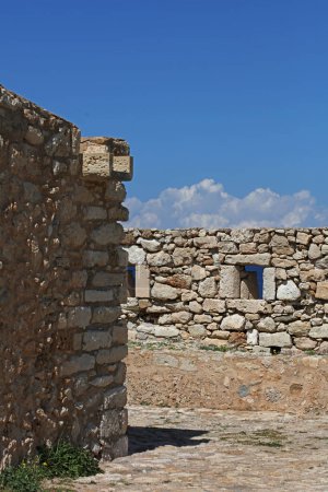 Fortezza fortaleza castillo en la isla de Creta Rethimno vacaciones explorar los antiguos monumentos de piedra de la ciudad cerca de fondo de verano carnaval temporada impresiones de gran tamaño de alta calidad