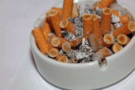 Volle Aschenbecher von Zigaretten Nahaufnahme Makro-Ansicht Rauchergewohnheiten hallo-res Stock-Fotografie und Bilder hoher Qualität große Größe sofortige Downloads