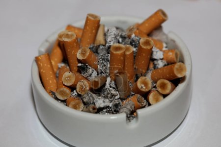 Volle Aschenbecher von Zigaretten Nahaufnahme Makro-Ansicht Rauchergewohnheiten hallo-res Stock-Fotografie und Bilder hoher Qualität große Größe sofortige Downloads