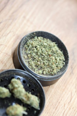 Foto de Weed molinillo negro de cerca macro marihuana médica instantánea stock fotos imágenes y fondos impresiones de gran tamaño de alta calidad - Imagen libre de derechos
