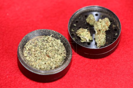 Weed molinillo negro de cerca macro marihuana médica instantánea stock fotos imágenes y fondos impresiones de gran tamaño de alta calidad
