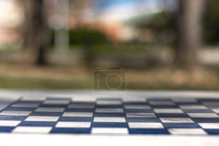 Foto de Mesa de ajedrez de plástico en un parque público, con enfoque selectivo y espacio de copia - Imagen libre de derechos
