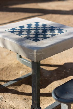 Foto de Mesa de ajedrez de plástico con asientos en un parque público - Imagen libre de derechos