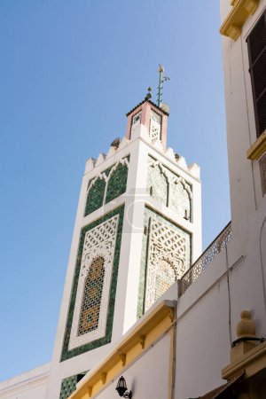 Das Minarett der Großen Moschee im ummauerten Viertel der Medina