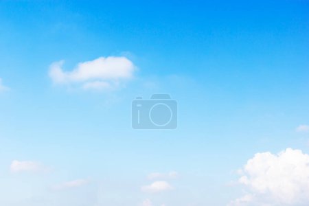 Foto de Cielo azul fondo y nubes blancas enfoque suave, y copiar espacio forma horizontal. - Imagen libre de derechos