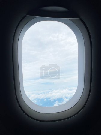 Foto de Ventana del avión con cielo azul - Imagen libre de derechos
