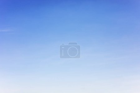 Foto de Fantásticas nubes blancas suaves contra el cielo azul y copiar la forma horizontal del espacio. Banner web. Encabezado del sitio. - Imagen libre de derechos