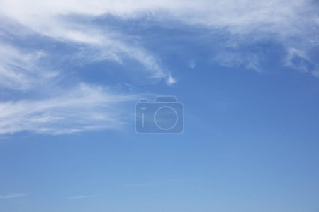 Foto de Cielo azul y fantásticas nubes blancas suaves, forma horizontal con espacio para el diseño. Banner web. Amplio. Panorámico. Encabezado del sitio. - Imagen libre de derechos