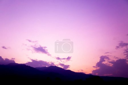 Foto de Cielo púrpura soñador crepúsculo fondo y la luz del sol con espacio de copia. Forma horizontal con espacio para el diseño. - Imagen libre de derechos