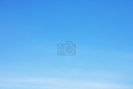 Foto de Fondo de cielo azul claro y espacio vacío para su diseño. - Imagen libre de derechos
