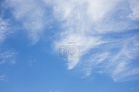 Foto de Fantásticas nubes blancas suaves contra el cielo azul y copiar la forma horizontal del espacio. Banner web. Encabezado del sitio. - Imagen libre de derechos