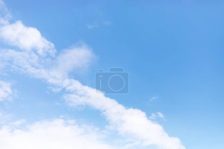 Foto de Cielo azul fondo y nubes blancas enfoque suave, y copiar espacio forma horizontal. - Imagen libre de derechos