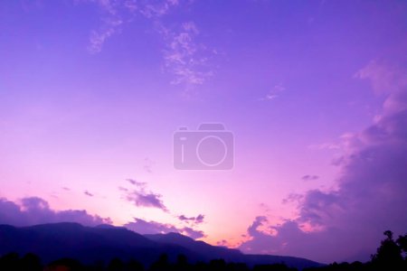 Foto de Cielo púrpura de ensueño crepúsculo fondo y luz solar con espacio de copia. - Imagen libre de derechos