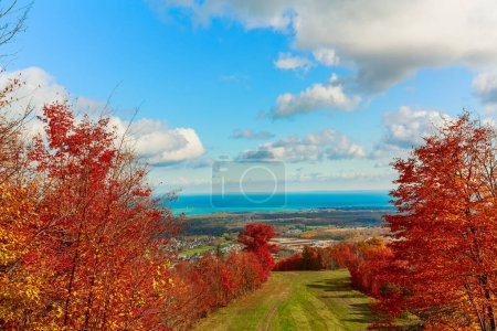 Foto de Hermosa vista sobre la bahía de Georgia, lago Huron de Blue Mountain, Collinwood, Condado de Grey, Ontario, Canadá, temporada de otoño - Imagen libre de derechos