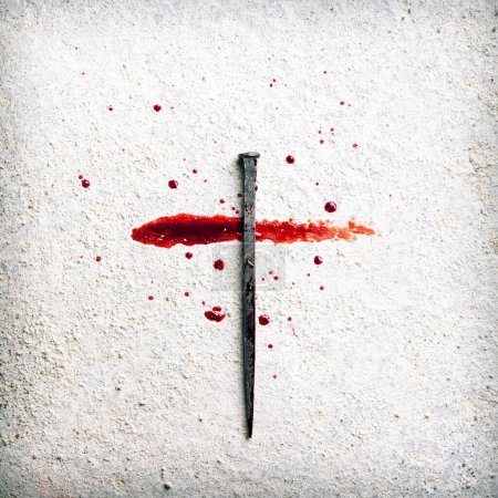 Kreuz aus Blut und Nagel auf Steinboden - Kreuzigungs- und Auferstehungskonzept