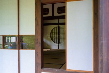 Téléchargez les photos : L'intérieur d'une maison japonaise traditionnelle vue de l'extérieur. Pris un jour de printemps couvert. - en image libre de droit