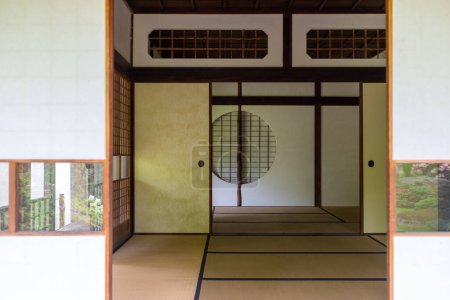 Téléchargez les photos : L'intérieur d'une maison japonaise traditionnelle vue de l'extérieur. Pris un jour de printemps couvert. - en image libre de droit