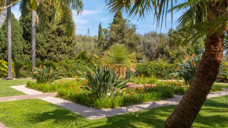 Téléchargez les photos : Menton, France - 2 mai 2022 : Jardin botanique du Val Rhameh. Pris un jour de printemps ensoleillé sans personne - en image libre de droit