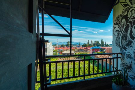 Foto de Berastagi, Indonesia - July 17, 2022: A district of Berastagi, Indonesia seen from a balcony, taken on a sunny day with no people - Imagen libre de derechos