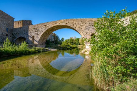 Téléchargez les photos : Le vieux pont médiéval en pierre de Lagrasse, France, pris par une matinée ensoleillée de printemps sans personne. - en image libre de droit