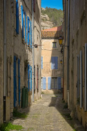 Téléchargez les photos : Une vieille rue médiévale de Lagrasse, en France, prise par une matinée ensoleillée de printemps sans personne. - en image libre de droit
