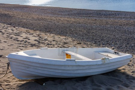 Téléchargez les photos : Plage avec un petit bateau de pêche à Rometta, Sicile, Italie - en image libre de droit