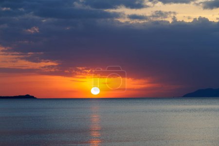 Téléchargez les photos : Coucher de soleil sur la mer depuis Rometta, Sicile, Italie - en image libre de droit