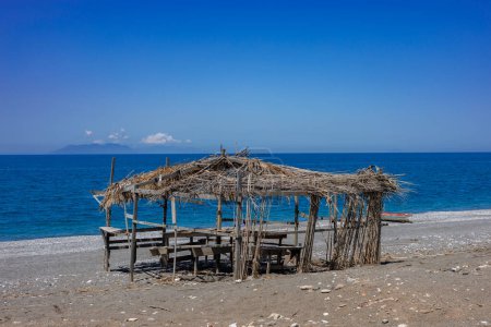 Téléchargez les photos : Barre de plage abandonnée sur la plage Spring à Caldera, Sicile, Italie - en image libre de droit
