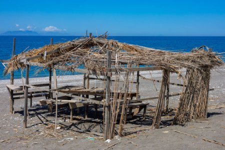 Téléchargez les photos : Barre de plage abandonnée sur la plage Spring à Caldera, Sicile, Italie - en image libre de droit