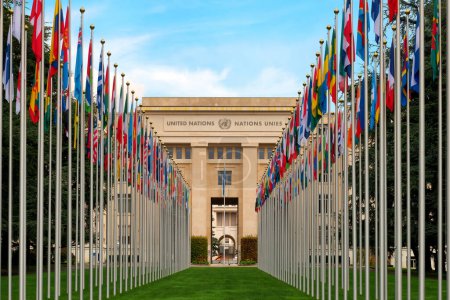 Foto de El callejón de las naciones con las banderas de los países miembros de la Oficina de las Naciones Unidas en Ginebra, Suiza - Imagen libre de derechos