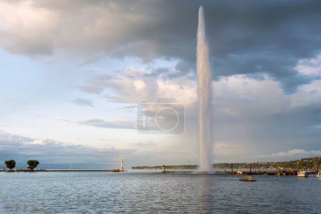 Téléchargez les photos : Célèbre jet d'eau puissant sur le lac Léman, Suisse - en image libre de droit