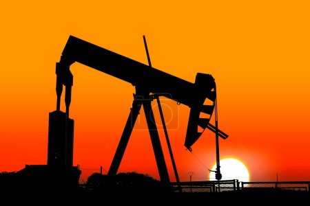 Téléchargez les photos : Forage de puits de pétrole pompage sur fond de coucher de soleil - en image libre de droit