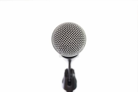 Téléchargez les photos : Vue latérale rapprochée d'un microphone professionnel isolé sur fond blanc - en image libre de droit