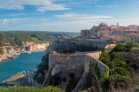 Téléchargez les photos : La ville de Bonifacio au bord d'une falaise et sa baie, Corse France. - en image libre de droit