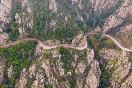 Téléchargez les photos : Les routes sinueuses qui traversent les magnifiques criques de Piana, inscrite au patrimoine mondial de l'UNESCO en Corse, France. - en image libre de droit