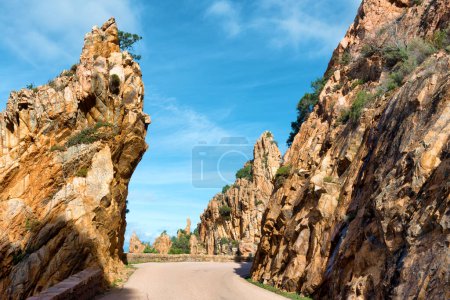 Téléchargez les photos : Les routes sinueuses qui traversent les magnifiques criques de Piana, inscrite au patrimoine mondial de l'UNESCO en Corse, France. - en image libre de droit