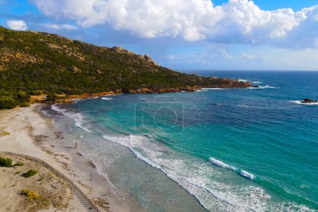 Téléchargez les photos : Sable blanc et eau turquoise, vue aérienne de la belle plage "roccapina", Corse, France - en image libre de droit