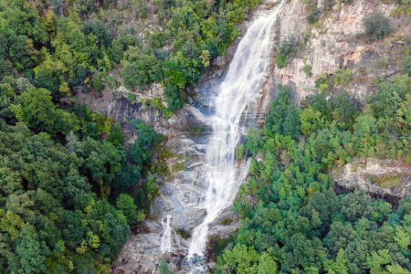 Téléchargez les photos : La cascade de la Voile de la Mariée est une superbe cascade de 70 mètres de haut, située près du village de Bocognano sur l'île de Corse, en France - en image libre de droit