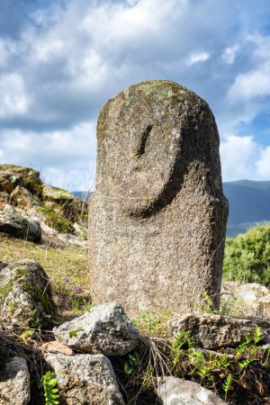 Téléchargez les photos : Gros plan d'un menhir au visage humain sculpté sur le site mégalithique de Filitosai, Corse méridionale, France - en image libre de droit