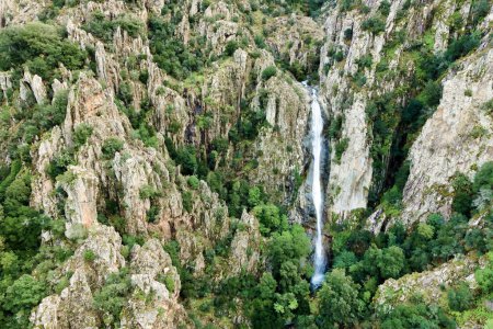 Téléchargez les photos : Vue aérienne de la cascade "Piscia di l Onda", Corse, France - en image libre de droit