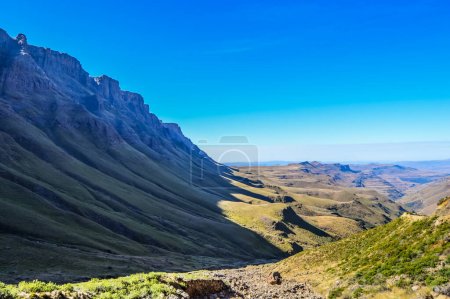 Foto de Verde en Sani pasar bajo el cielo azul cerca de Lesotho frontera de Sudáfrica cerca de KZN y Midlands meandro - Imagen libre de derechos