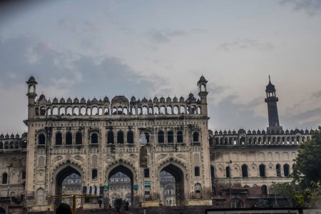 Téléchargez les photos : Bara Imambara ou Asfi Imambara est un monument célèbre en Inde Lucknow créé par Nawab d'Awadh Asaf Ud Daula - en image libre de droit