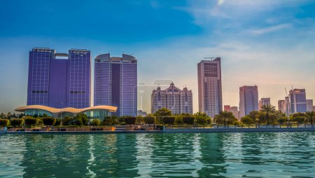 Téléchargez les photos : Skyline de la ville d'Abu Dhabi le long de la plage de Corniche prise à partir d'un bateau aux EAU - en image libre de droit