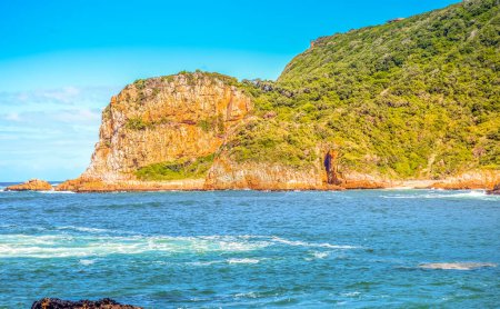 Foto de Hermosa Knysna rocosa se dirige en la ruta del jardín en Western Cape en Sudáfrica, donde la laguna se encuentra con el mar - Imagen libre de derechos