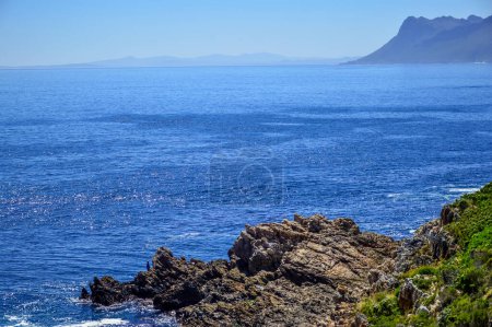 Foto de Ciudad del Cabo paisaje de montaña cerca de Robberg y la bahía de Pringle y el océano Atlántico - Imagen libre de derechos
