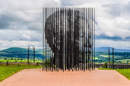 Téléchargez les photos : Nelson Mandela capture site , steel statue in Howick midlands KwaZulu Natal - en image libre de droit