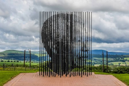 Téléchargez les photos : Nelson Mandela capture site , steel statue in Howick midlands KwaZulu Natal - en image libre de droit