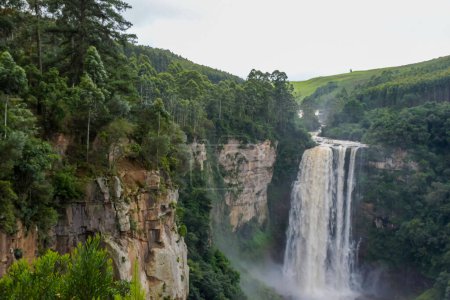 Karkloof Wasserfall im Mittelland mäandert KZN Südafrika